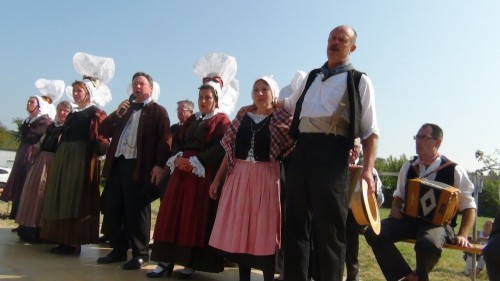 A la fête du moulin de Rhétoville, Le Pays de Valognes et Les Goublins, fidèles au costume traditionnel