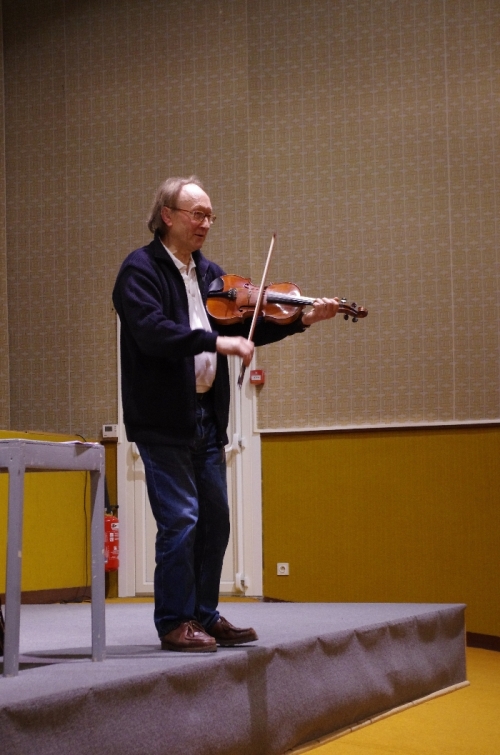 Pierre Boissel, après un exposé sur le parler du Bessin et l'étude de "La petite servante" de J. Mague, explique la façon de jouer des violoneux traditionnels 