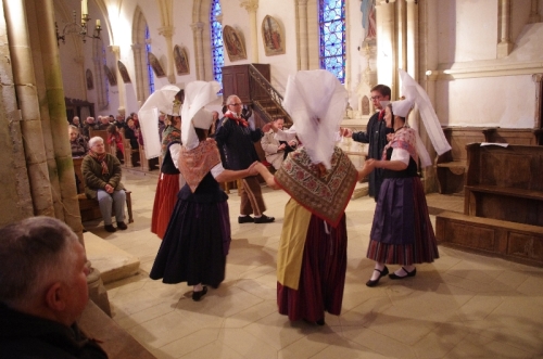 Bllâodes et coéffes de Caen ont dansé dans l'église avec leurs belles coiffes...